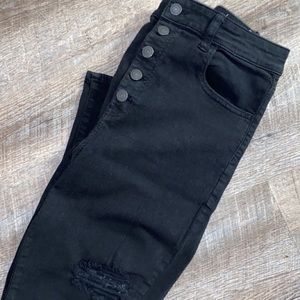 AMERICAN EAGLE HIGH WAISTED DISTRESSED BLACK JEANS